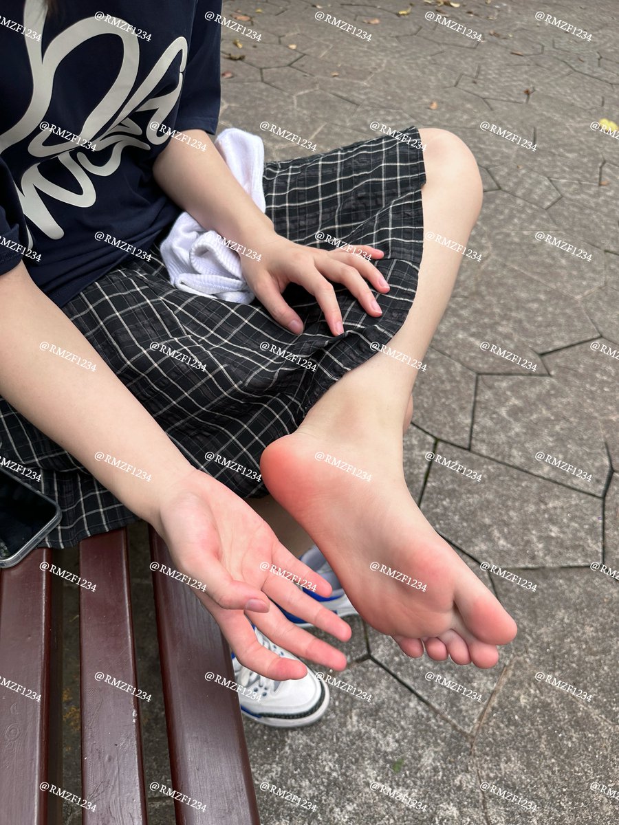 场景一：日料店包间
老哥跟我约好，吃完了我借口去上厕所，留女友和老哥在雅间内，让他有机会发挥...
场景二：大白天的公园，我在一旁注意有没有闲人误入，老哥则专心把玩拍摄...
#女友分享 #出卖女友 #绿帽 #淫妻 #白袜 #棉袜 #AJ3 #运动鞋 #原味 #日料店 #NTR #拍摄 #足交 #恋足 #足控