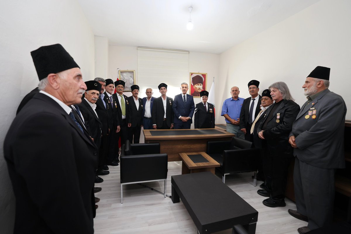 Valimiz Sayın <a href="/tuncay_akkoyun/">Tuncay Akkoyun</a> ;
Nusaybin Kaymakamı Evren Çakır, Vali Yardımcısı Hasan Kurt ve beraberindekilerle, Nusaybin Gazi ve Şehit Aileleri Yardımlaşma ve Dayanışma Derneği’ni ziyaret etti.

Sayın Valimiz, Dernek Başkanı Gazimiz İbrahim Dilmen ve Kahraman Gazilerimizle bir