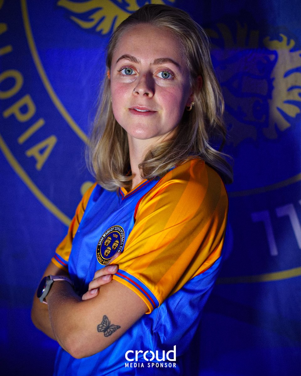 shrewswomen's tweet image. Zoe Child gifting us with the new kit! 馃巵
馃敺馃敹#Salop