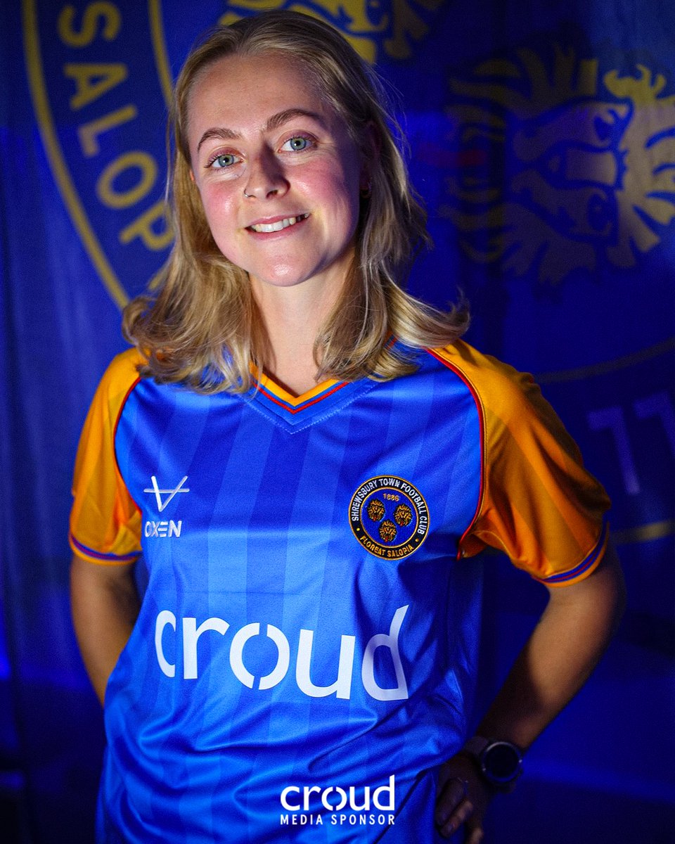 shrewswomen's tweet image. Zoe Child gifting us with the new kit! 馃巵
馃敺馃敹#Salop