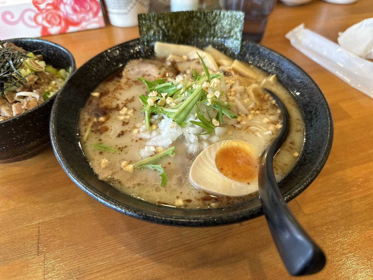 booc1's tweet photo. 【最近旨かったもの5月28日】
#まるきた商店　にて
#鶏白湯
いつもながら、丁寧な仕事が伺える逸品。

スルッとスープまで完飲！
出汁、たれ、麺、具材と引き立て合う味に脱帽。

美味しく頂きました‼️

#八街市
#八街駅
#鶏白湯ラーメン
#JB64
#ジムニー
#キネティックイエロー https://t.co/Jzl5uDQ3e5