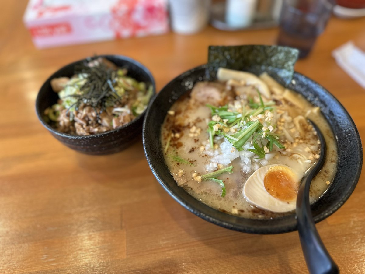 booc1's tweet photo. 【最近旨かったもの5月28日】
#まるきた商店　にて
#鶏白湯
いつもながら、丁寧な仕事が伺える逸品。

スルッとスープまで完飲！
出汁、たれ、麺、具材と引き立て合う味に脱帽。

美味しく頂きました‼️

#八街市
#八街駅
#鶏白湯ラーメン
#JB64
#ジムニー
#キネティックイエロー https://t.co/Jzl5uDQ3e5