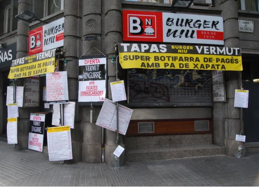 Em fa pixar de riure, per no plorar, la campanya de l'Ajuntament de Barcelona que ens diu que comprem als comerços del barri quan són ells mateixos qui els està aniquilant. Per sort, encara queden herois, genis de la comunicació i reis de la botifarra al Pla Endreça.