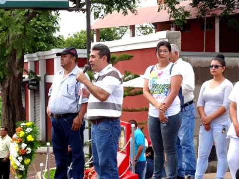 Consell de #boncatalà del 19 de juny:

ESCARN és el sol mot que existia en català fins que, imitant el castellà (‘escarnio’), s'hi va afegir aquesta ‘i’.

Avui tots dos mots són en els diccionaris, però, si voleu triar el català genuí, hauríeu d'emprar sempre ESCARN.

Que corri.