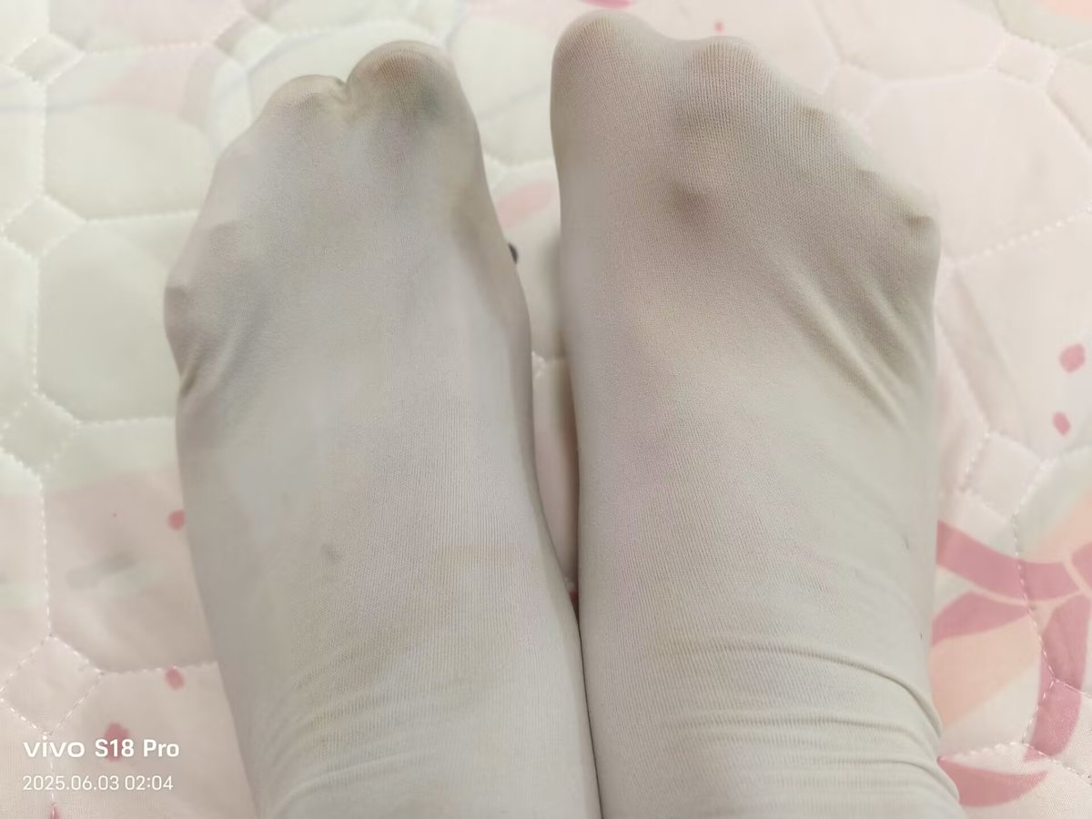 白丝越脏你们就越兴奋吧，还不快来给妈妈舔干净。#伪娘 #CD #男娘 #dom #贱狗 #m #傻逼 #ATM #贡奴 #上贡 #ATM奴 #ATM提款机 #压榨 #吸金 #吐钱 #榨金 #代付奴 #报销奴