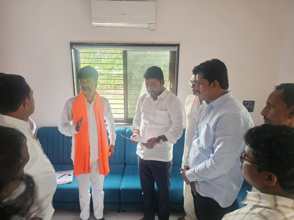 आज आंतरवाली सराटी येथे संघर्ष योद्धे, मराठा समाजाचे निःस्वार्थ लढवय्ये मा.मनोज दादा जरांगे पाटील यांची सदिच्छा भेट घेतली. तसेच शैक्षणिक, सामाजिक व राजकीय विषयावर सखोल चर्चा झाली.

समाजासाठी जिद्दीने, प्रामाणिकपणे आणि संयमाने लढणाऱ्या या व्यक्तिमत्वाशी संवाद साधताना मन अभिमानाने