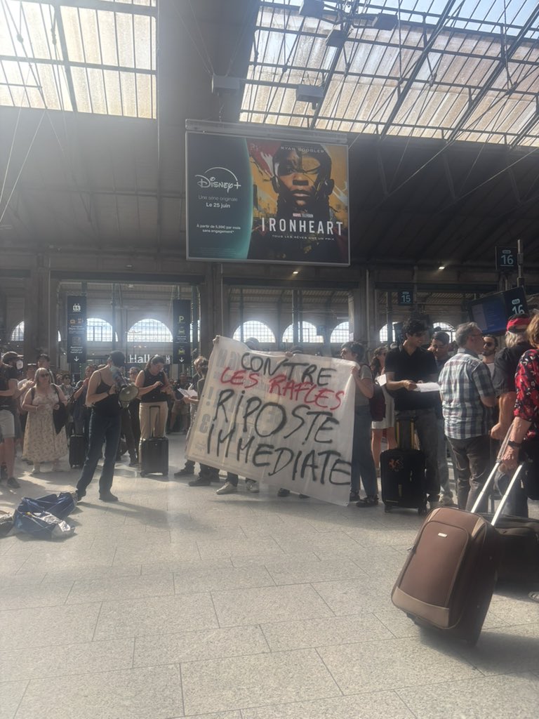 mariecchambel's tweet image. Gare du Nord, rassemblement contre les rafles de Retailleau.