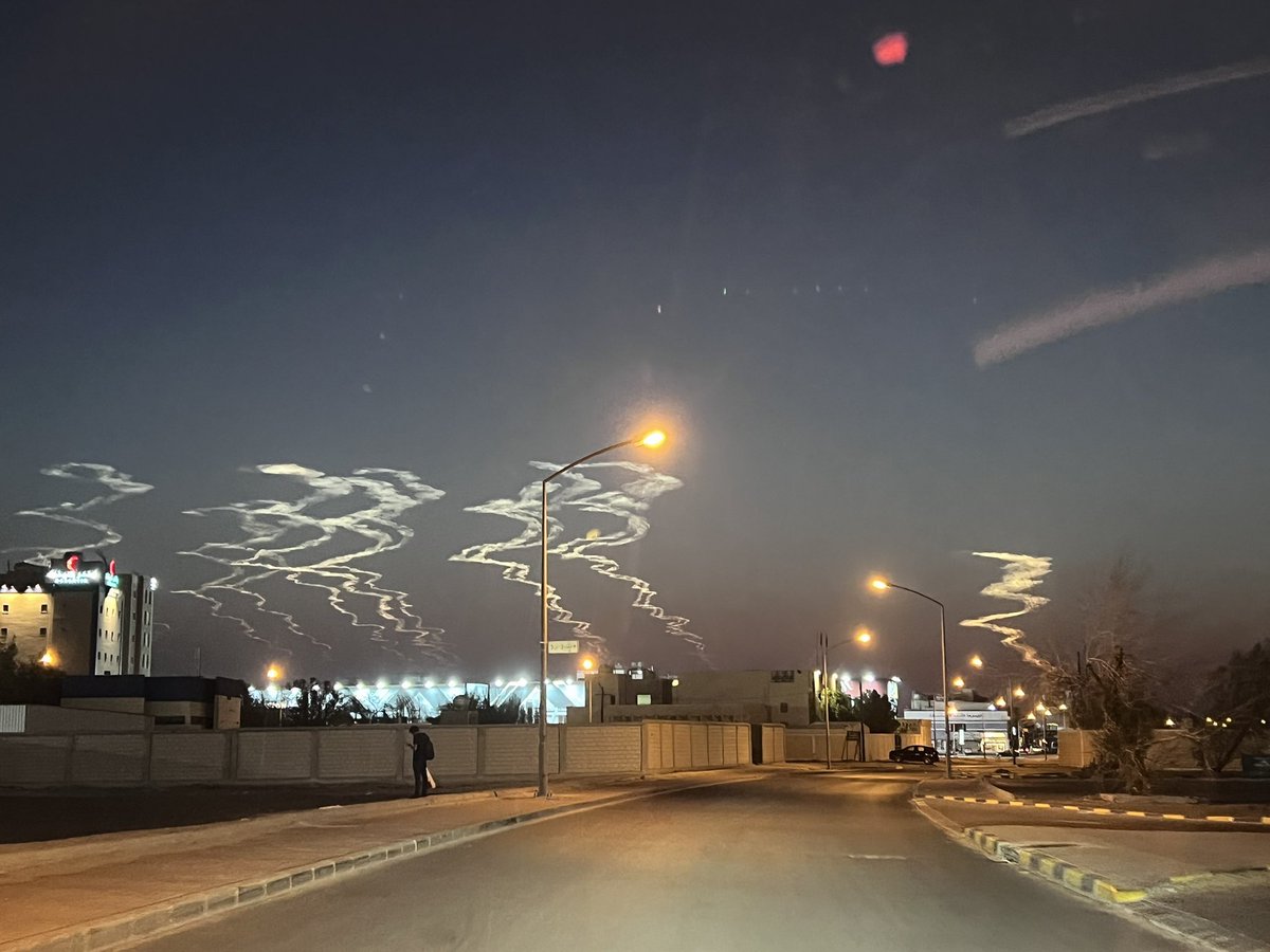 يا ناشدٍ عنّي : تراني هنيّا،
ما غير أعدّ العابر من الصواريخ :)

أتمرّني، وأشوفها، واتهيّا،
مرور ربّاب المزن بالشماريخ.

عندي من الدّين القوي والحميا
ما ينتج التاريخ من بطنِ تاريخ.

وإبليس، لا مال العصير وتفيا،
ودندن عليّ بلحن عبدالله صريخ

ذكرت كلّ اللي نسيته ،،، بليّا،
"ونسيت