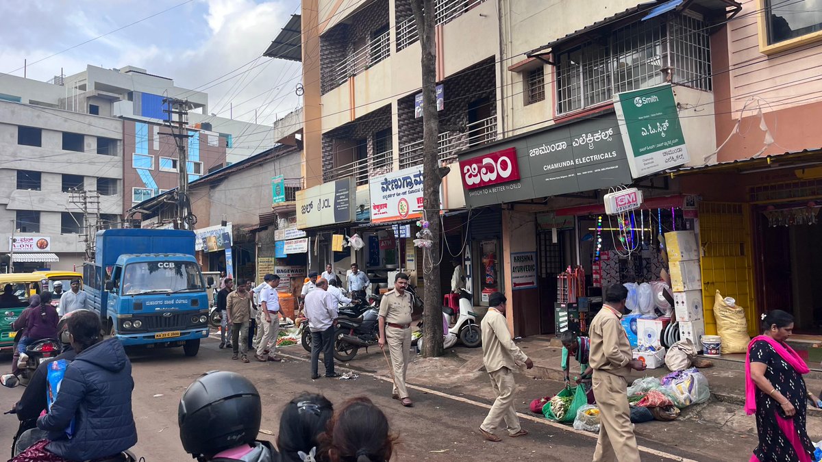 ಈ ದಿನ ಎಸಿಪಿ ಟ್ರಾಫಿಕ್ ರವರ ನೇತೃತ್ವದಲ್ಲಿ , ಖಡೇಬಜಾರ, ಪಾಂಗುಳಗಲ್ಲಿ, ಭೇಂಡಿ ಬಜಾರ, ಗಣಪತಿ ಗಲ್ಲಿ, ಸಮಾದೇವಿ ಗಲ್ಲಿ, ಮಾರುತಿಗಲ್ಲಿ  ಕಡೆಗಳಲ್ಲಿ  ಪಿಐ ಉತ್ತರ ಸಂಚಾರ, ಹಾಗೂ ಸಿಬ್ಬಂದಿಗಳು ಮತ್ತು  ಕಾರ್ಪೋರೇಷನ್ ಅಧಿಕಾರಿ ಸಿಬ್ಬಂದಿರವರೊಂದಿಗೆ ರಸ್ತೆ ಅಡತಡೆ ತೆರವು ಕಾರ್ಯಾಚರಣೆ ಕೈಗೊಳ್ಳಲಾಯಿತು.

#BelagaviCityPolice #traffic