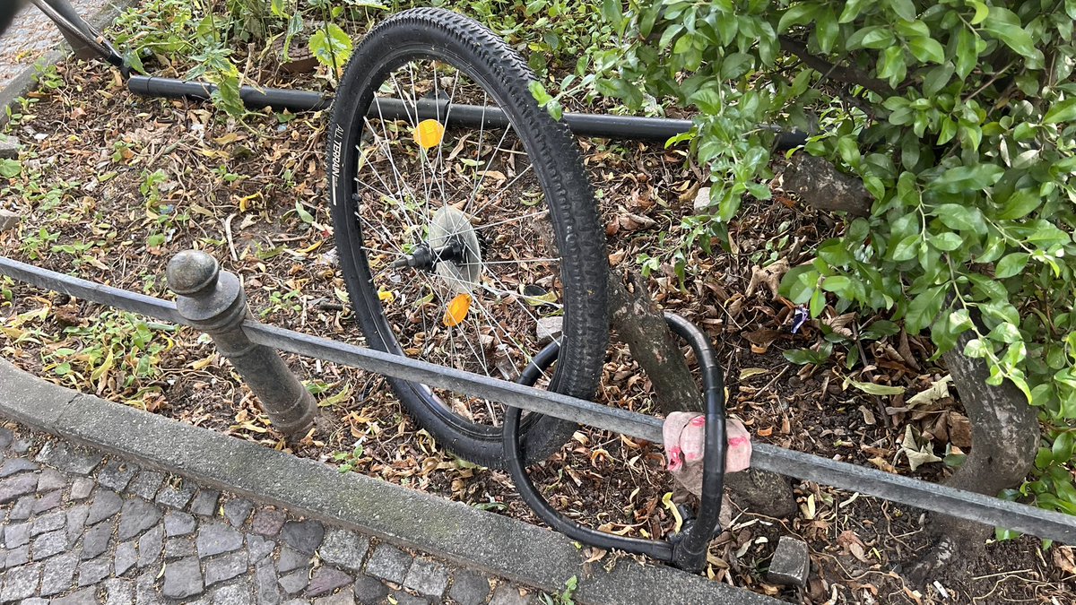 criptociclista's tweet image. Así no se hace! Cosas que veo en #Berlin