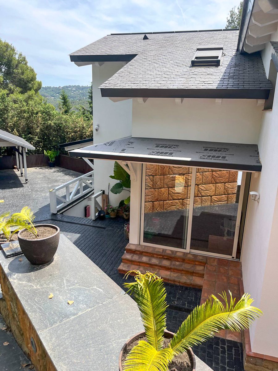 fustesgraus's tweet photo. 🤍🪵 Estructures de #fusta a mida per casa teva.

Com aquest voladís de fusta que no només embelleix amb acabats cuidats i integració, sinó que protegeix els dies de calor.

#FustesGraus #EstructresDeFusta #Arquitectura https://t.co/5NTrlGi2p4