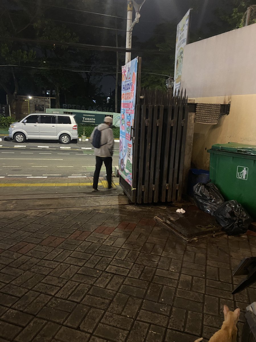 moots bole bantu rt? kita bantu bapaknya cari nafkah yuuk🥹

td aku abis makan di yoyo ktm bapak ini, awalnya blio cmn papasan aja trs pas aku mau naik motor dia nyamperin blg “mba maaf, kalo butuh orang buat bersihin kamar mandi boleh hub saya ya, tolong bantu disebar ya mba”