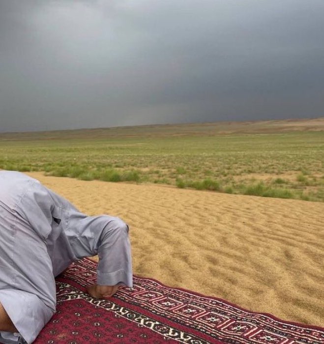 يارب سجـدت سجـدتً كلً يتمناها
اجيبت دعوتي .. وانا بك مؤمنٍ وآمن 

العباد تسجد على سبعه من اعضاها 
وانا بسبعي سجدت لك وقلبي الثامن
#فضفضة_مشاعر 
🐅