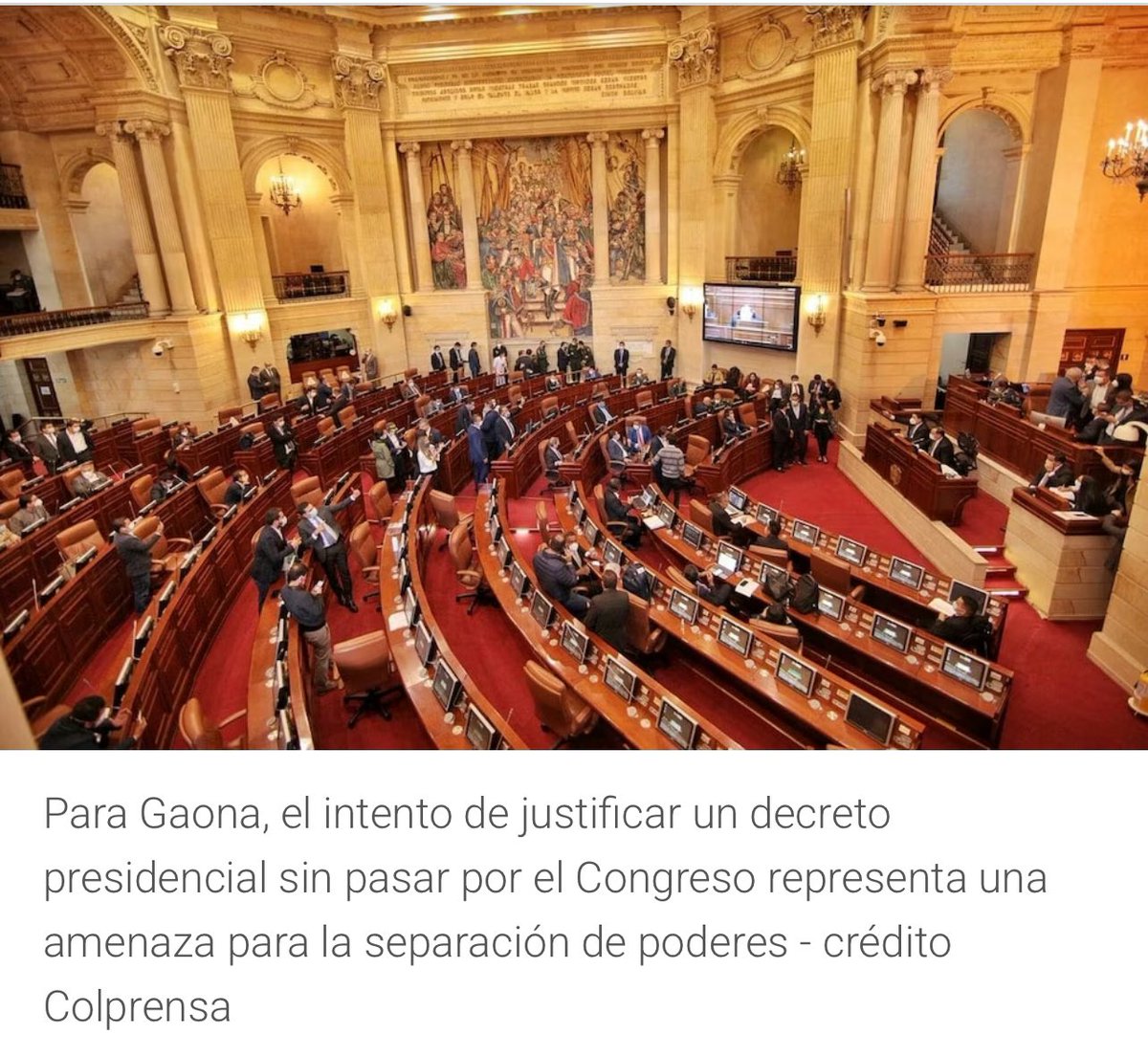 LineLoza's tweet photo. “Me van a asesinar”. Manuel Gaona Cruz.
El M19 lo ejecuta con un tiro en la cabeza.

Él es Mauricio Gaona: el abogado que salió adelante pese a la violencia que lo tocó
El domingo 3 de noviembre de 1985, cuatro días antes de la toma del Palacio de Justicia, el exmagistrado Manuel Gaona Cruz tomó una decisión inusual, ya que, pidió a sus escoltas que lo dejaran pasar un día sin vigilancia. Quería despedirse; condujo a su familia por Bogotá, no hacia Melgar como creían, sino a lugares que marcaban su historia: el colegio donde estudió el bachillerato, la universidad donde se graduó como abogado.
En el campus universitario habló con cada uno de sus hijos sobre sus sueños, sobre el valor del esfuerzo y la necesidad de afrontar la vida “sin flaquezas ni dudas”, tal y como lo recodó el diarioEl Tiempo, en 2006.
Cargó en brazos a su hija Juliana, de diez meses, y con lágrimas les dijo a todos: “Me van a asesinar”. Sus hijos, de 8, 11 y 13 años, enmudecieron. Fue una despedida serena y dolorosa, marcada por la certeza de una amenaza que llevaba meses persiguiéndolo. Cuatro días después, su cuerpo fue hallado bajo los escombros del Palacio de Justicia, con un tiro de gracia en la cabeza.

M19 obedece a Pablo Escobar y queman vivos a los magistrados y otros Caen ejecutados.
Gustavo Petro ondea hoy banderas de muerte, rebelión la Espada de Bolívar, un escudo sin colores, bajo según el es un deseo popular. Esto no nos representa en la nacionalidad del constituyente primario.