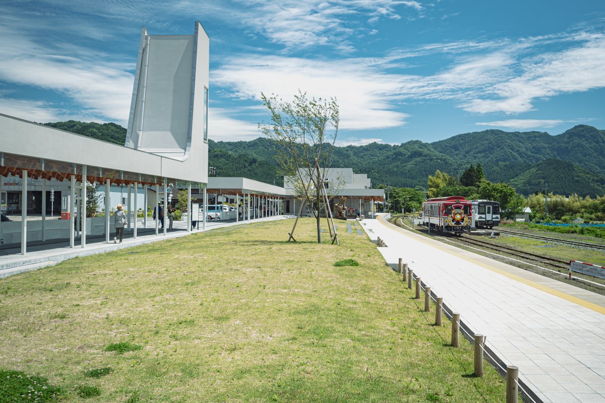 lets_eiigo's tweet photo. おまけ
南阿蘇鉄道の高森駅
熊本地震被災後にリニューアルされたすごく綺麗な駅
フランキーとサニー号（電車）がいた https://t.co/aLXoXbHsTu
