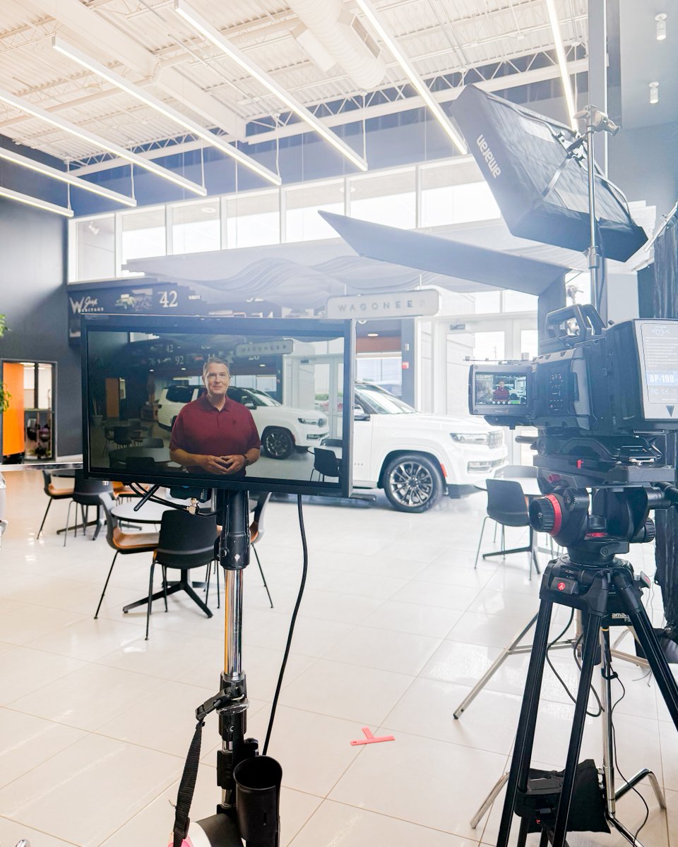 FowlerDodge's tweet image. Behind every great commercial… is an even better voice! 🎙 We had a blast filming with Toby Rowland yesterday at Fowler Dodge. Get ready, OU fans—his voice is hitting the airwaves soon! 🔥 ☝️#FowlerAuto #Fowler #FowlerDodge #OU #BehindTheScenes #TobyRowland #Commercial @TRowOU