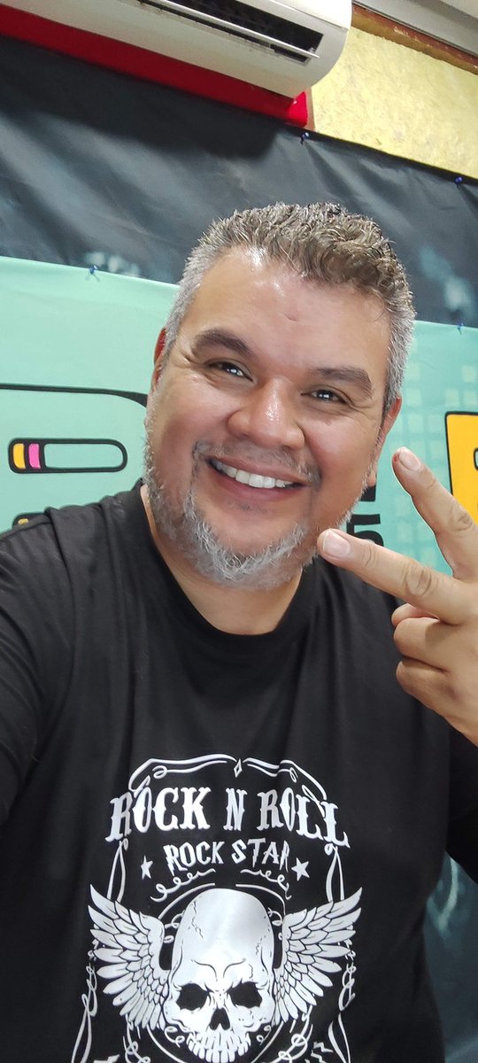 Hola, esta es la cara de un vato feliz que hoy cumple 21 años casado con el amor de su vida.