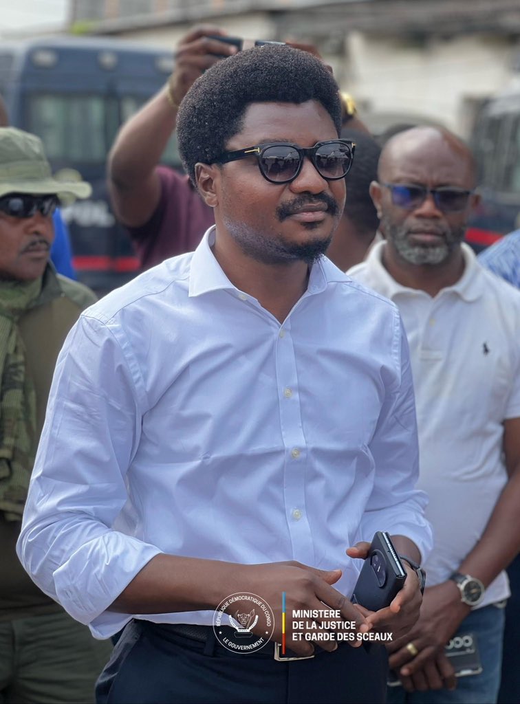 HOSANNA LE PATRIOTE🇨🇩 (@hosannandombasi) on Twitter photo 🚨URGENT🚨
J'exhorte le Président <a href="/fatshi13/">Félix A. Tshisekedi</a> @felixudps de garantir la Sécurité du Min. État <a href="/ConstantMutamba/">Constant Mutamba</a> en instruisant au VPM <a href="/shabani_lukoo/">SHABANI Lukoo J.</a> de renforcer sa sécurité.
Ses ennemis tiennent à lui ôté la vie en voulant profiter du retrait de l'escorte commis pour sa protection 🚨URGENT🚨
J'exhorte le Président <a href="/fatshi13/">Félix A. Tshisekedi</a> @felixudps de garantir la Sécurité du Min. État <a href="/ConstantMutamba/">Constant Mutamba</a> en instruisant au VPM <a href="/shabani_lukoo/">SHABANI Lukoo J.</a> de renforcer sa sécurité.
Ses ennemis tiennent à lui ôté la vie en voulant profiter du retrait de l'escorte commis pour sa protection