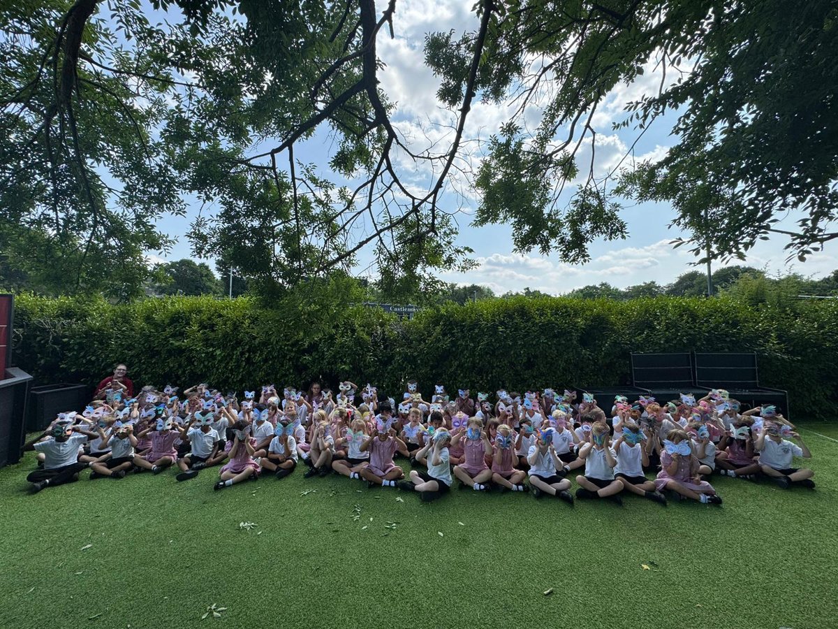 Leechapelsch's tweet image. 🧪Science Week🥼 
Reception children have been exploring camouflage and how some animals use it to hide themselves. The children were searching the outdoor classroom for wiggly worms and caterpillars just like birds would. 
#WeLoveScience #ScienceIsFun #OutdoorLearning