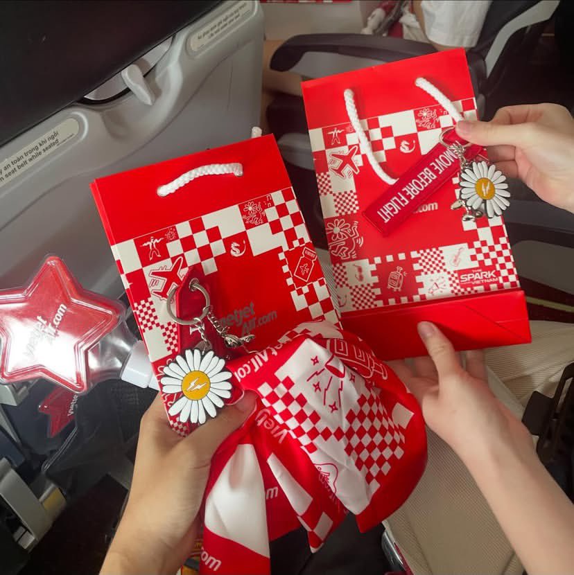 Trueonly642982's tweet photo. VietJet Air entertained its passengers with 2ne1 songs and peaceminusone goods to welcoming Gdragon and Cl to Vietnam 🇻🇳😭💛❤️ https://t.co/jHJVZVqcvK