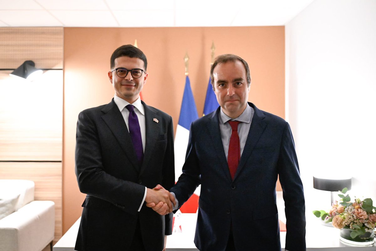 Pirro Vengu (@pvengu) on Twitter photo #ForcaAjrore hedh një tjetër hap të madh përpara në misionin e modernizimit.
✍️ Në vijim të marrëveshjes dypalëshe të dakordësuar gjatë vizitës së Presidentit Macron muajin e kaluar në Tiranë, nënshkruhet kontrata me kompaninë <a href="/thalesgroup/">Thales Group</a> për pajisijen e Forcës Ajrore👨✈️🇦🇱 me #ForcaAjrore hedh një tjetër hap të madh përpara në misionin e modernizimit.
✍️ Në vijim të marrëveshjes dypalëshe të dakordësuar gjatë vizitës së Presidentit Macron muajin e kaluar në Tiranë, nënshkruhet kontrata me kompaninë <a href="/thalesgroup/">Thales Group</a> për pajisijen e Forcës Ajrore👨✈️🇦🇱 me