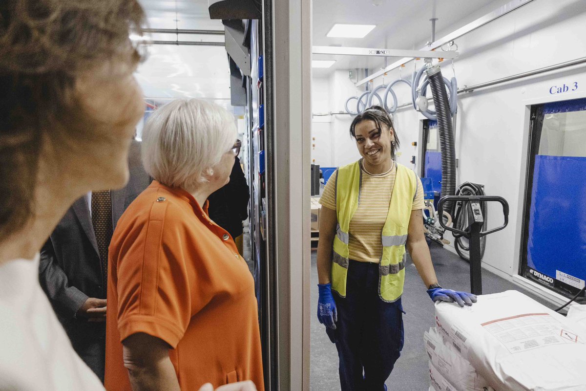 En visite ce matin sur le site historique de l'entreprise UPSA dans le Lot-et-Garonne.

Acteur historique de l’industrie du médicament en France, UPSA produit chaque année 350 millions de boites de médicaments qui sont distribuées dans plus de 60 pays. 

Une fierté industrielle