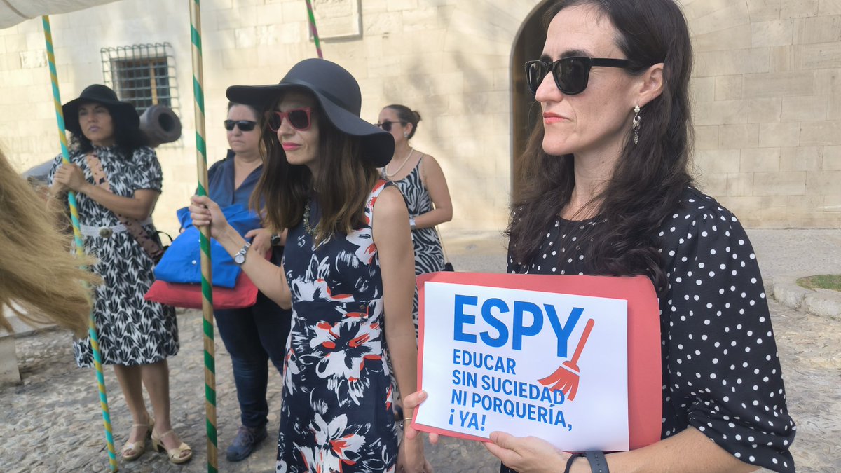 Avui, un grup de docents ha parodiat el pacte PP-VOX amb una acció teatral davant el Consolat.
Sota el nom Educar sin Porquería, Ya!, han lliurat una camisa blava a Prohens i han denunciat, amb fina ironia, l’ofensiva contra l’escola pública i el català 🧵(1/5)
#Paròdia#Educació