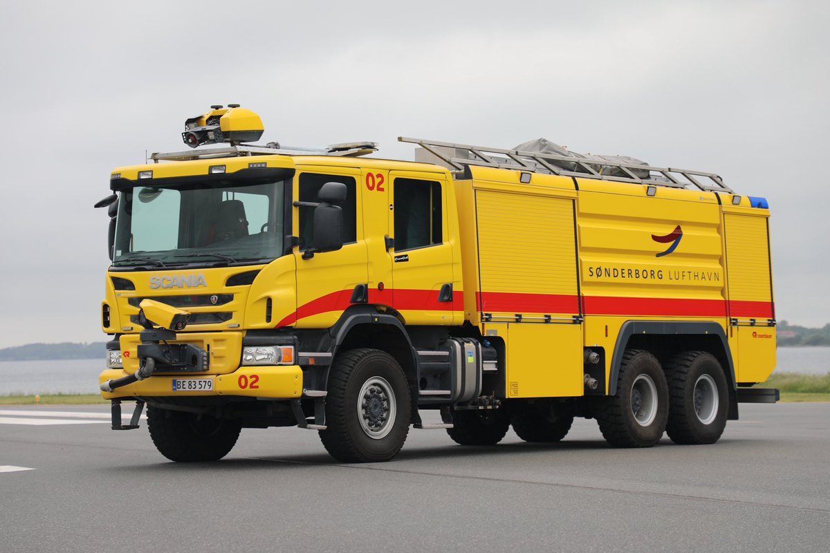 teambestioles's tweet photo. #VendrediNuancier Retour aux fondamentaux ce matin avec 2 engins de l'aéroport de Sonderborg au Danemark en #RAL1023 et liseré #RAL3000. J'en connais qui vont être contents... 😉 https://t.co/PkVRg5ouZC