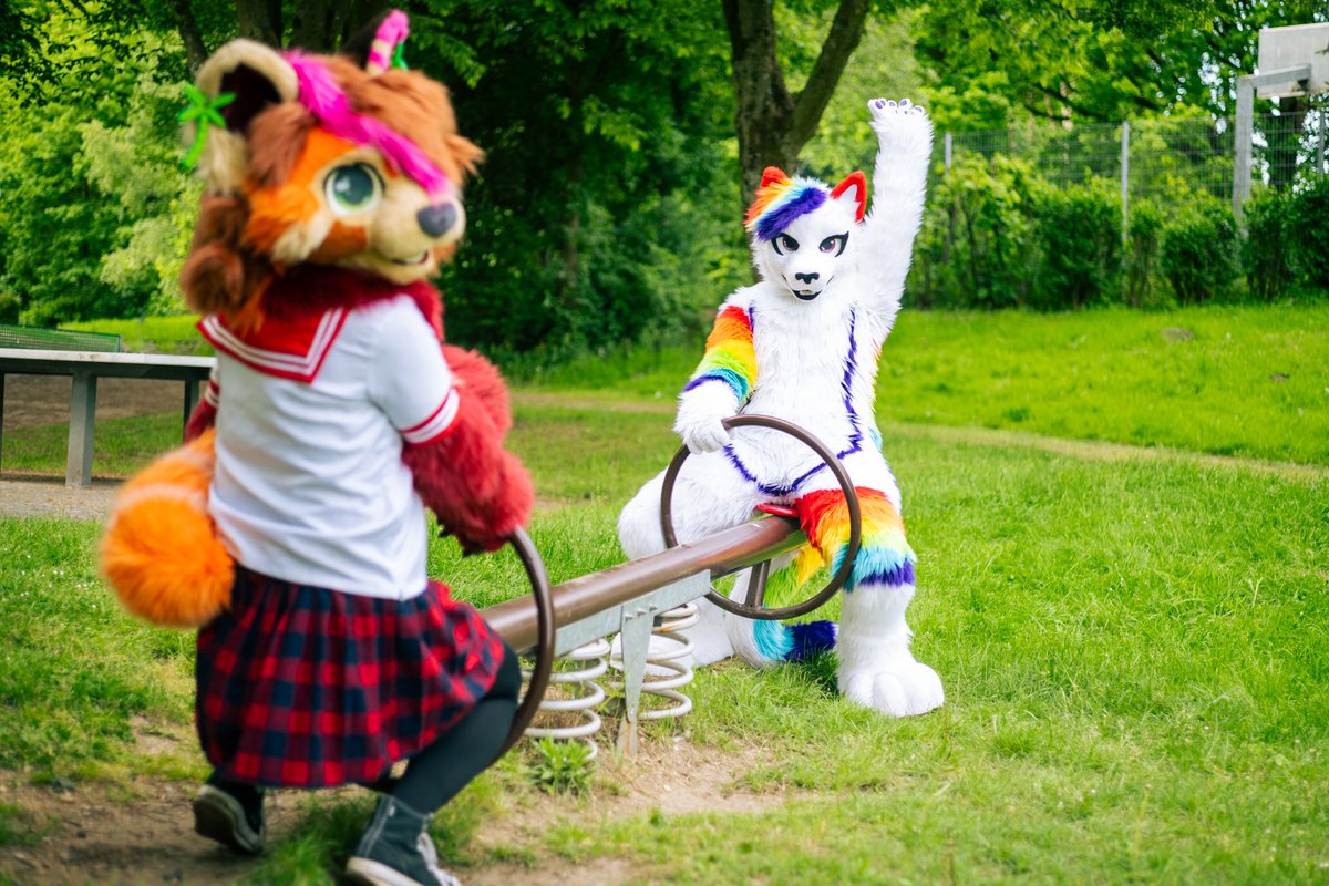 Yippie! We’re close to the weekend!
With <a href="/Sasa_Paws/">Sasa</a> 

📸: <a href="/fuchsrehchen/">Lucus</a>