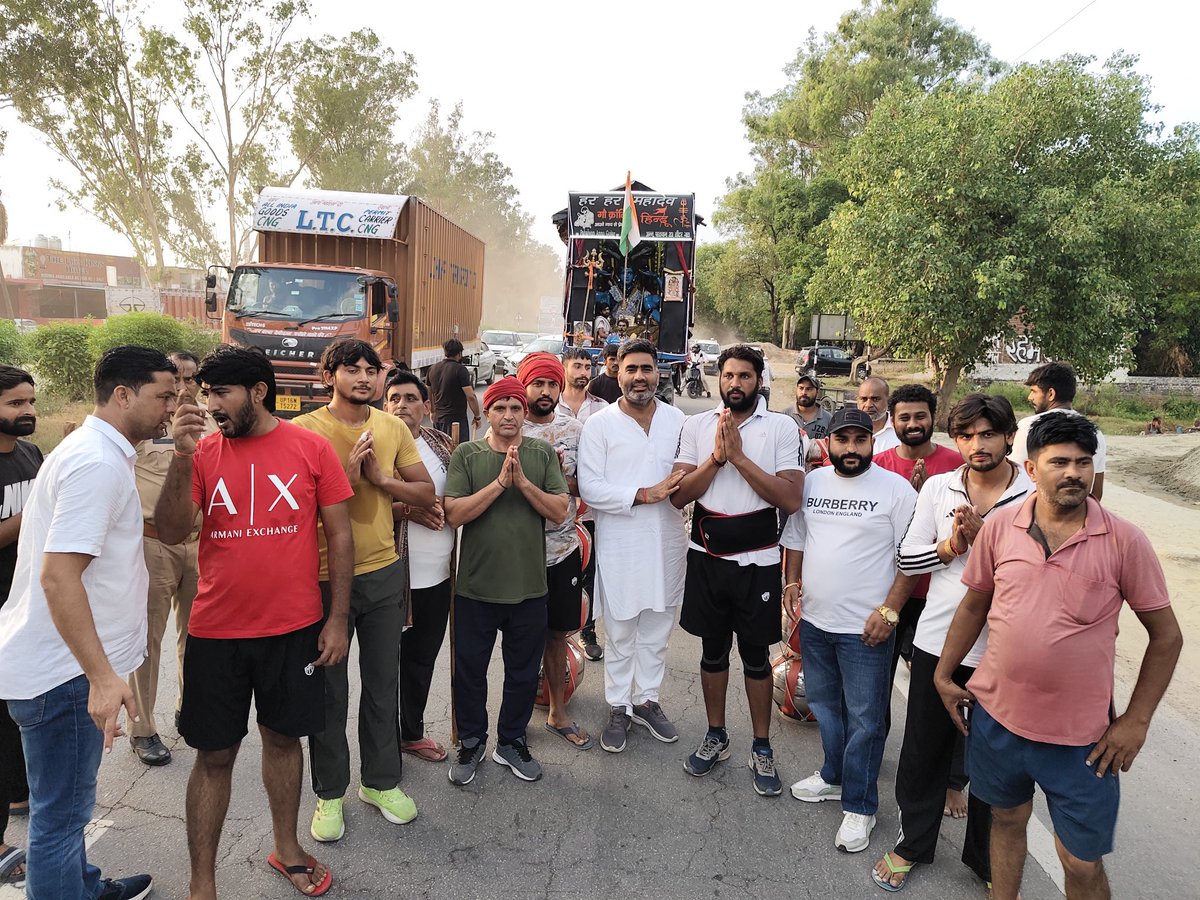 atulpradhansp's tweet photo. विधानसभा क्षेत्र सरधना के अपने गाँव दादरी की लाईब्रेरी के लिये Ac उपलब्ध करायी ! उसके उपरांत क्षेत्र में विभिन्न जगहों  पर अपनों के दुःख-सुख में शामिल हुए ! साथ ही गौतमबुद्धनगर निवासी भोले श्री मुन्नू पहलवान पहलवान से मिले जो 2 कुंतल 1 किलो जल लेकर हरिद्वार से आ रहे है ! https://t.co/hlRzeimu0k