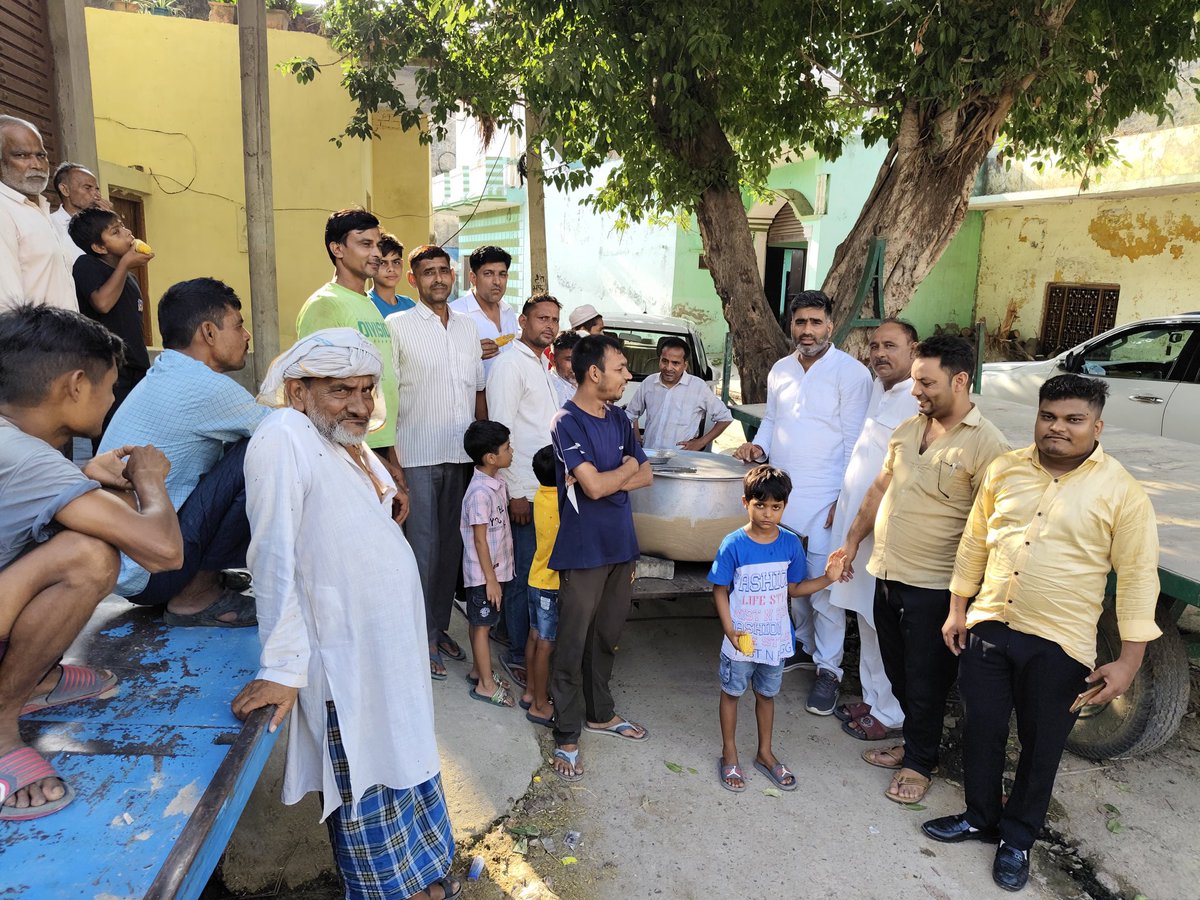 atulpradhansp's tweet photo. विधानसभा क्षेत्र सरधना के अपने गाँव दादरी की लाईब्रेरी के लिये Ac उपलब्ध करायी ! उसके उपरांत क्षेत्र में विभिन्न जगहों  पर अपनों के दुःख-सुख में शामिल हुए ! साथ ही गौतमबुद्धनगर निवासी भोले श्री मुन्नू पहलवान पहलवान से मिले जो 2 कुंतल 1 किलो जल लेकर हरिद्वार से आ रहे है ! https://t.co/hlRzeimu0k