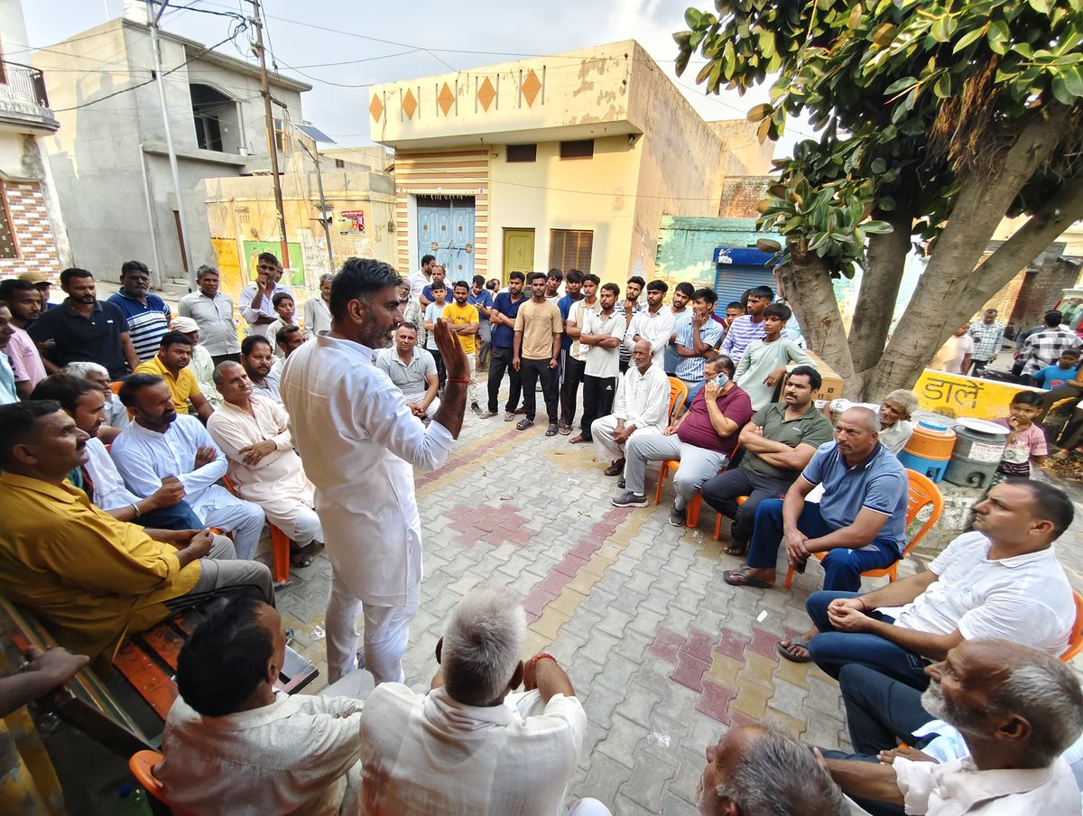 atulpradhansp's tweet photo. विधानसभा क्षेत्र सरधना के अपने गाँव दादरी की लाईब्रेरी के लिये Ac उपलब्ध करायी ! उसके उपरांत क्षेत्र में विभिन्न जगहों  पर अपनों के दुःख-सुख में शामिल हुए ! साथ ही गौतमबुद्धनगर निवासी भोले श्री मुन्नू पहलवान पहलवान से मिले जो 2 कुंतल 1 किलो जल लेकर हरिद्वार से आ रहे है ! https://t.co/hlRzeimu0k