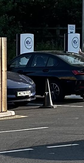 Remo26599's tweet image. Do Tesla drivers have their own cones now, the no-mates bastards?