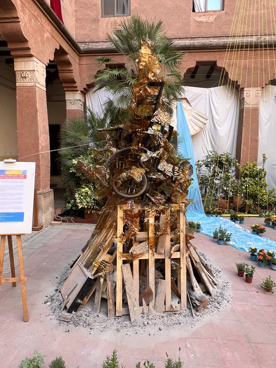 Guillem Roma 🎗 (@gromabatlle) on Twitter photo Ou com balla i la recreació d’una foguera de Sant Joan al claustre de l’oratori de Sant Felip Neri de Gràcia, a càrrec de La <a href="/LaFadrinalla/">Fadrinalla de Gràcia</a> Ou com balla i la recreació d’una foguera de Sant Joan al claustre de l’oratori de Sant Felip Neri de Gràcia, a càrrec de La <a href="/LaFadrinalla/">Fadrinalla de Gràcia</a>
