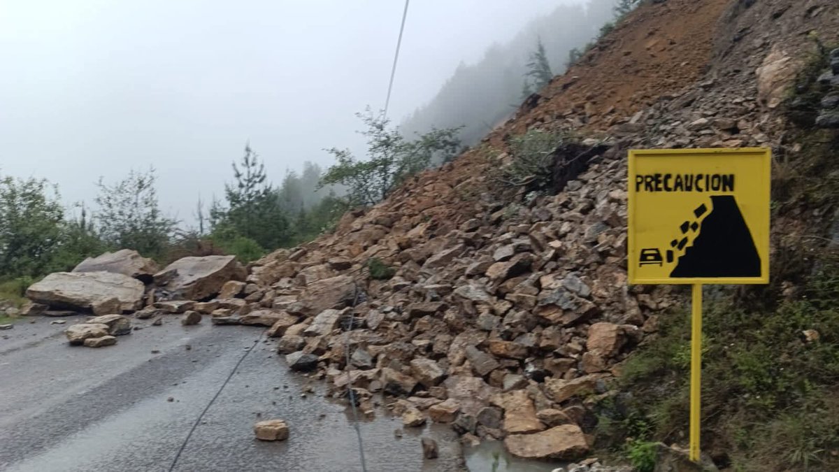 Nuevo deslave en la sierra negra, por las lluvias del #Huracán #Erick2025 en Loma Bonita, #Ajalpan causa el cierre temporal de la circulación, Protección Civil Municipal,  estatal y la Marina realizan acciones en la zona para restablecer el paso,