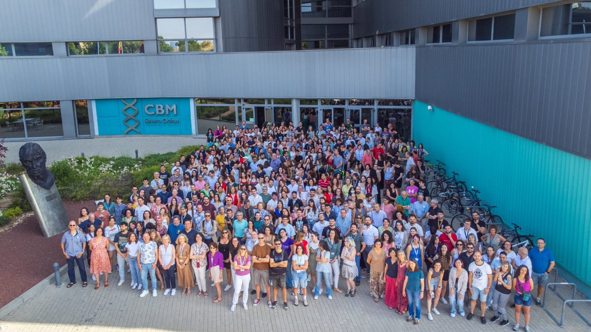 Todo el personal del <a href="/CBM_CSIC_UAM/">Centro de Biología Molecular Severo Ochoa</a> en una foto. podéis llegar a encontrar a Wally?