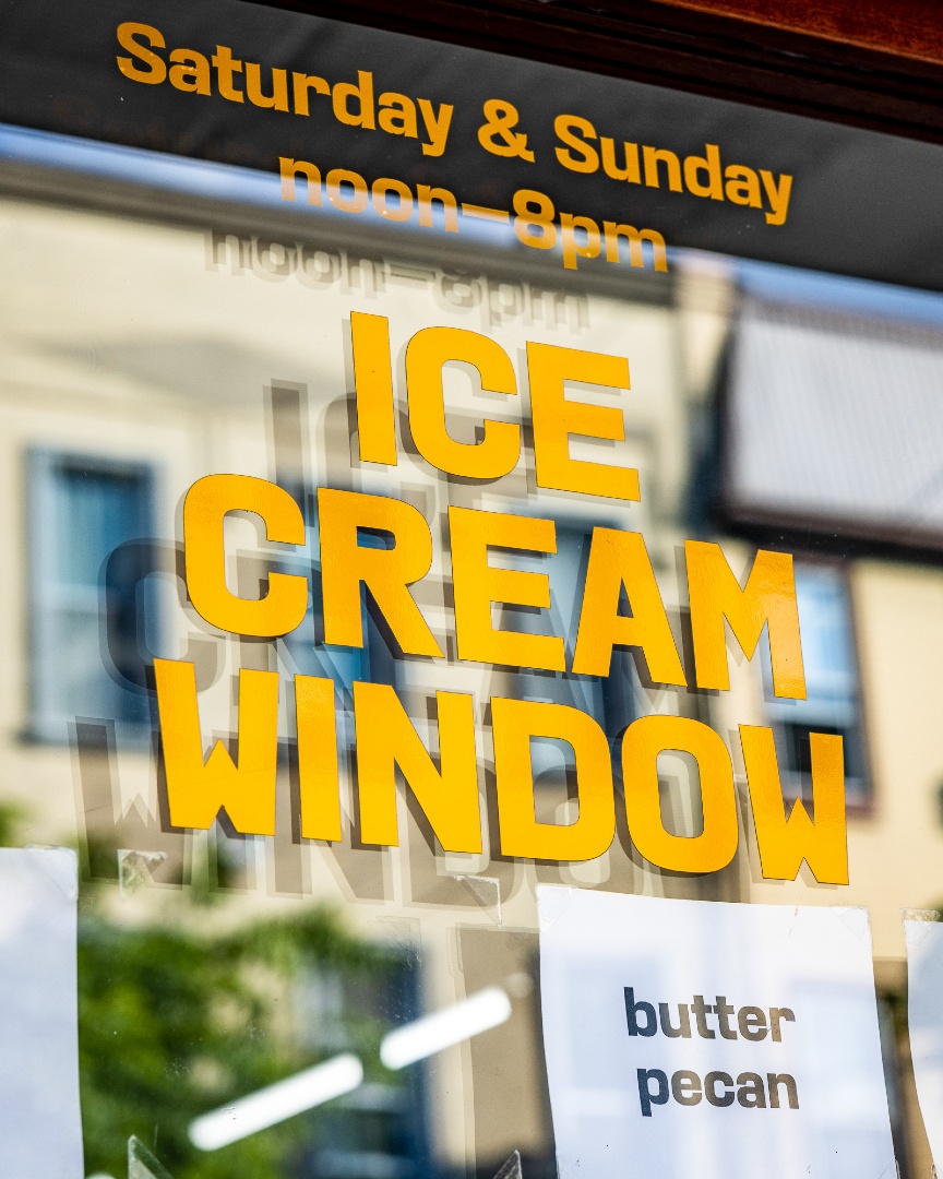 Rwork_Media's tweet photo. Small window. Big presence 🍦

In a city full of options, Ice Cream Window makes theirs count. Clean branding, real character, and a product that brings people back without saying a word.

#IceCreamWindow #RidgewoodNY #BeefySocials #LocalContentMatters #RworkMedia https://t.co/M0GQJut5nD
