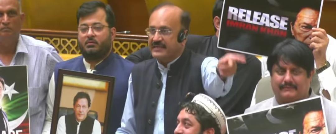 آج جس طرح اپوزیشن کی آواز دبانے کی کوشش کی گئی اس سے آمریت کے دور کی یاد تازہ ہوئی. ہمارے مائیک توڑے گئے تاکہ ہم لوگ عوام دشمن بجٹ کے خلاف آواز نہ اٹھا سکیں. ہم عوام پر ہونے والے مظالم، کسانوں کے استحصال پر آواز اٹھاتے رہیں گے. حکومت کو ہر صورت میں ہمارے سوالات کے جواب دینا ہوں