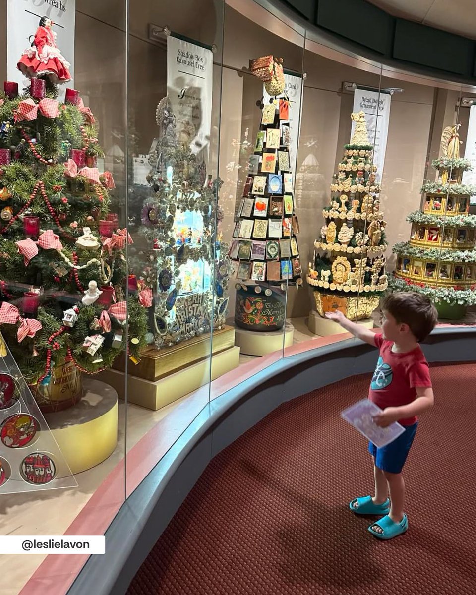 Got curious kiddos eager for an adventure? 🔎 The Hallmark Visitors Center has an exciting seek-and-find activity that's perfect for them! 

Together, you can explore their museum space, searching for images that bring Hallmark's story to life. 

🕵️ Plan your exploration today!
