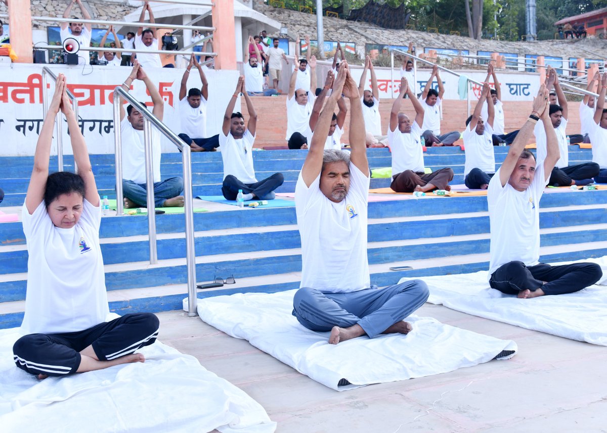 केन्द्रीय रेल विद्युतीकरण संगठन में दिनांक 19.06.2025 को महाप्रबन्धक/कोर श्री संजय कुमार श्रीवास्तव एवं अध्यक्षा/रेल विद्युतीकरण महिला कल्याण संगठन/कोर-श्रीमती वन्दना श्रीवास्तव की गरिमामयी उपस्थिति में सरस्वती घाट, यमुना तट, प्रयागराज, पर  योग शिविर का आयोजन किया गया।