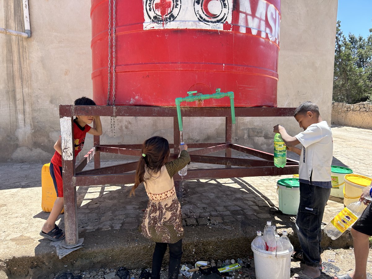 ICRC_sy's tweet image. 📍 Hassakeh
The ongoing water crisis in Hassakeh, #Syria, continues to bring daily hardship to thousands.
Since 2020, @ICRC & @SYRedCrescent have been on the ground, ensuring access to clean water for thousands, by refilling 267 water tanks across the city.