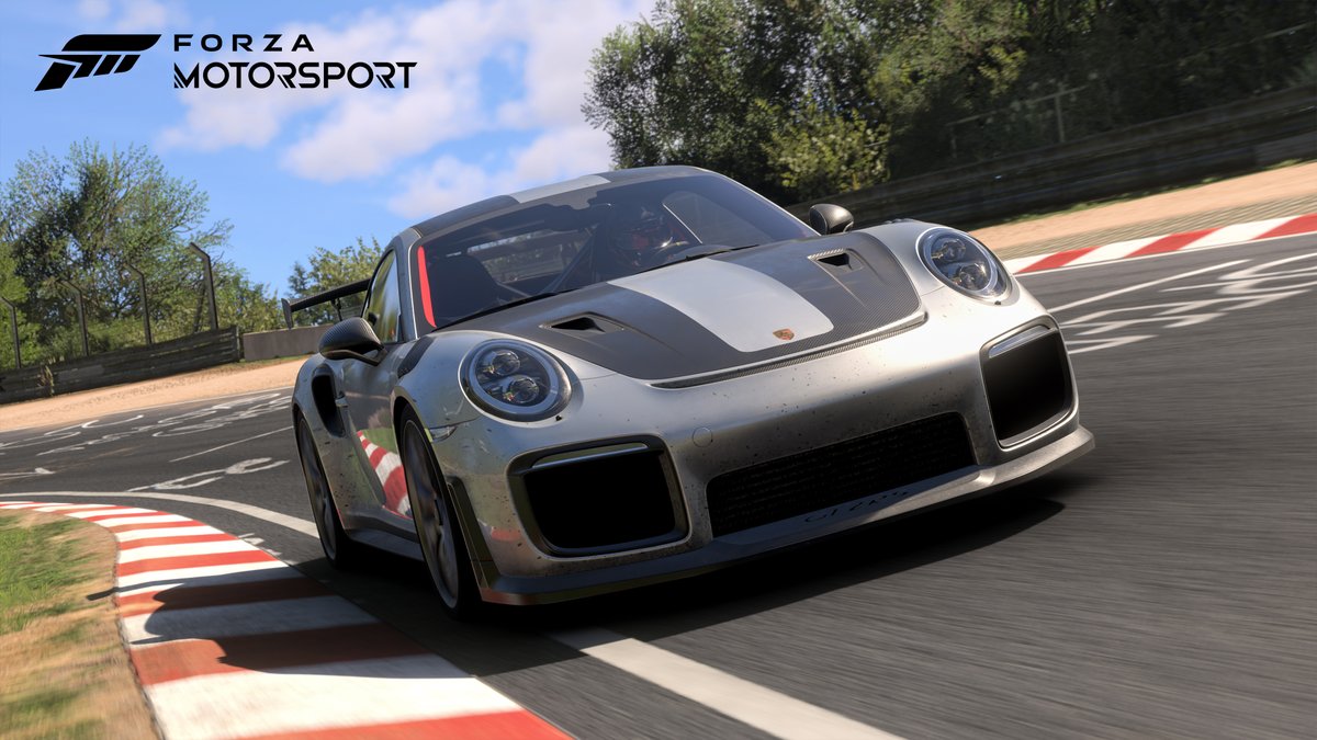 Descrito como el set de juego automovilístico definitivo, Forza Motorsport 7 ofrecía carreras en 4K HDR, una amplia gama de autos coleccionables y trajes de piloto, además de escenarios climáticos dinámicos. ¡El juego también presentó por primera vez al mundo el Porsche 911 GT2