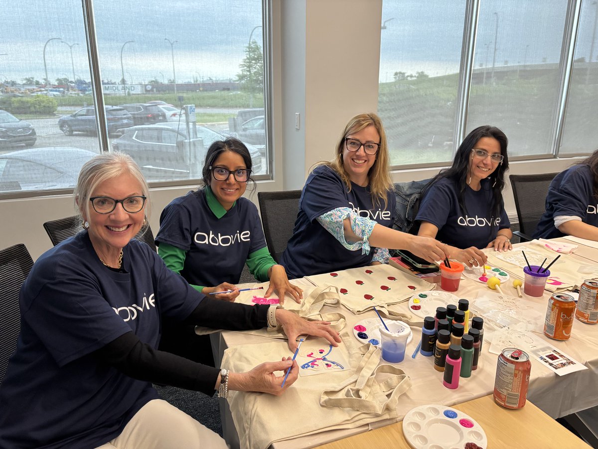 VolunteerCanada's tweet photo. .@abbviecanada employees painted tote bags for seniors with the Saint-Antoine 50+ Community Centre as part of #WeekOfPossibilities.
Each tote included a handwritten note to brighten the day of an older adult. #AbbVieGivesBack
@AbbVie @PointsOfLight https://t.co/Dn9s9FwJ7Q