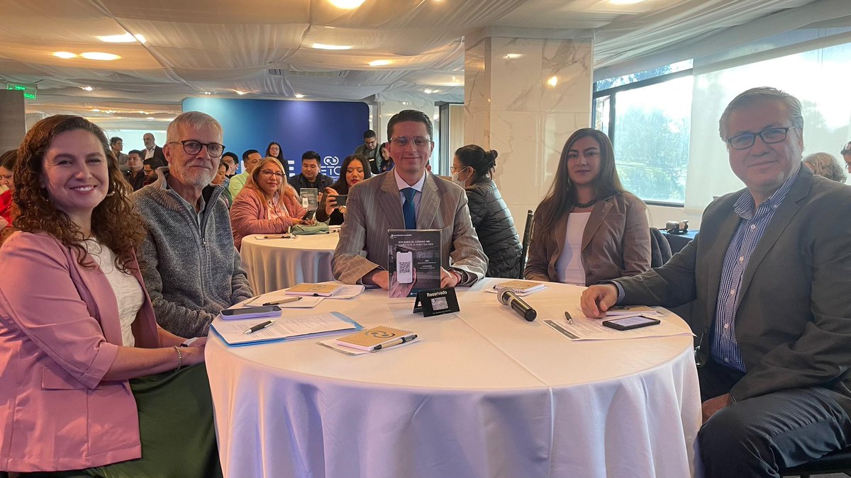 "Este curso no solo busca transmitir conocimientos, es un espacio de encuentro, intercambio de experiencias y de construcción colectiva. Por que desde la participación activa y el aprendizaje podemos generar transformaciones que esten aterrizadas en territorio", Bernardo Darquea.