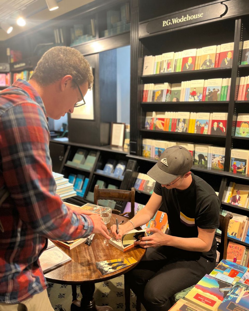 We had an amazing time last Thursday celebrating the launch of A QUEER CASE by <a href="/Robert_Holtom/">Robert Holtom 🌈 🏳️‍⚧️</a>! 🔎

Thank you to everyone who came out to join us, and to the team at Hatchards Piccadilly for being wonderful hosts! ✨