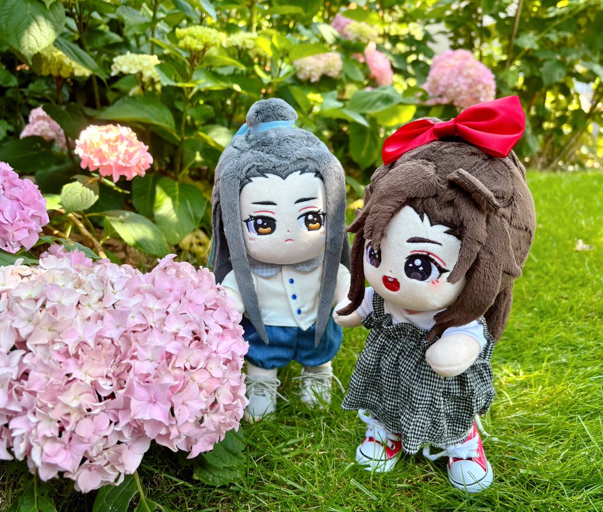 They’re having a good time among the hydrangeas ☺️🌿