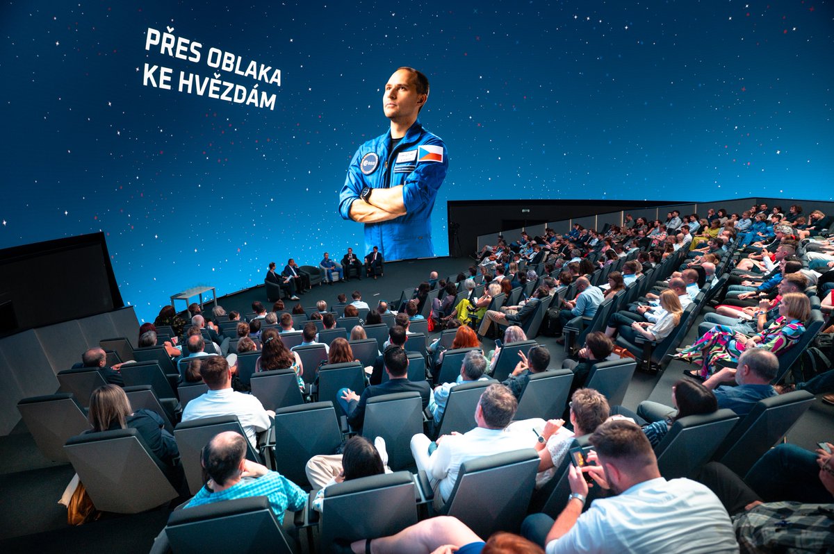Slavnostní večer „Přes oblaka ke hvězdám“ v pražském <a href="/planetum_cz/">Planetum</a> završil první rok ambiciózní národní iniciativy #ceskacestadovesmiru. Ta má za cíl urychlit rozvoj kosmických aktivit a maximálně je využít ve prospěch našeho hospodářství a společnosti. 

Česká republika se dnes