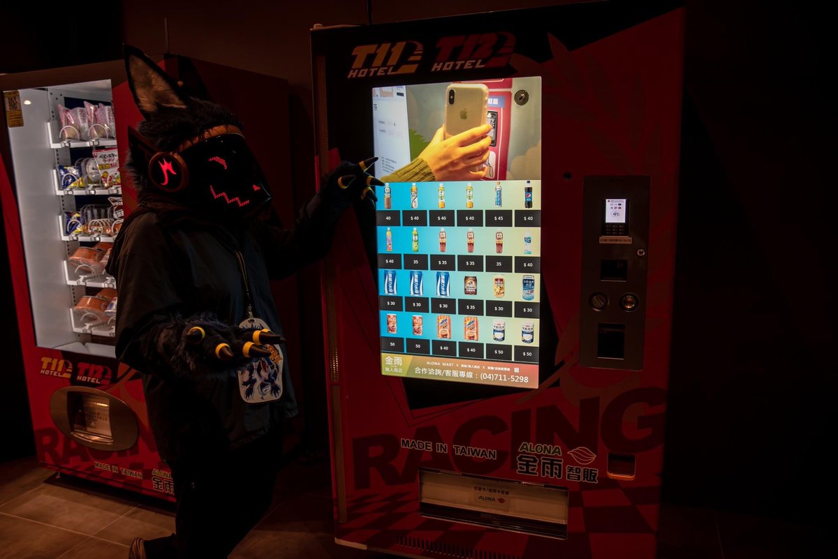 Rukatheknight's tweet image. Would you want some drinks?
The drinks are on me tonight !
何か飲みたい?
今夜はわたしが奢りますよ!
📷:@tremor_714
#protogen #fursuit #FursuitFriday