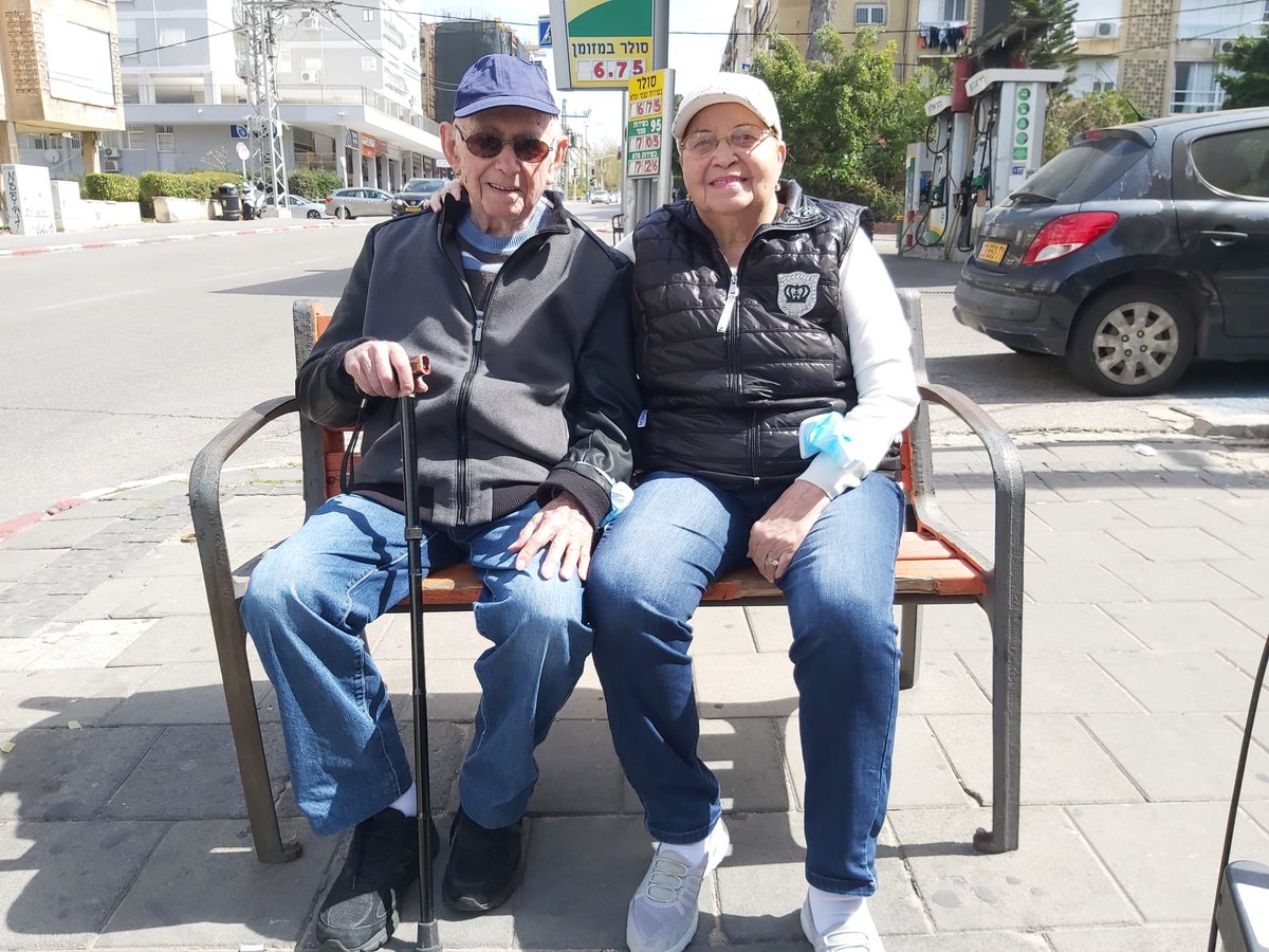 חיים אשכנזי זוכר הכול. הוא בן מאה, מרותק למיטתו, אבל עודנו עירני וחד כפי שהיה כל חייו. חיים זוכר את האזעקה ששמע בלילה, מתוך שינה. את ההבנה שהוא לבד. ובעיקר הוא זוכר את רגע ההפצצה. "התחלתי לצעוק", סיפר למשפחתו, קיוויתי שמישהו ישמע אותי"

כעבור 45 דקות של אימה, המחלצים מצאו את חיים