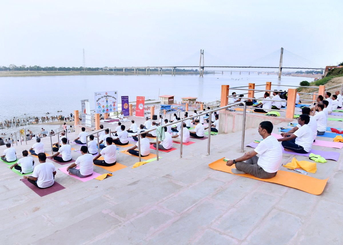 केन्द्रीय रेल विद्युतीकरण संगठन में दिनांक 19.06.2025 को महाप्रबन्धक/कोर श्री संजय कुमार श्रीवास्तव एवं अध्यक्षा/रेल विद्युतीकरण महिला कल्याण संगठन/कोर-श्रीमती वन्दना श्रीवास्तव की गरिमामयी उपस्थिति में सरस्वती घाट, यमुना तट, प्रयागराज, पर  योग शिविर का आयोजन किया गया।